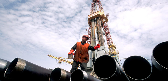 Росія може скоротити видобуток нафти у відповідь на введення ЄС стелі цін – Bloomberg - Фото