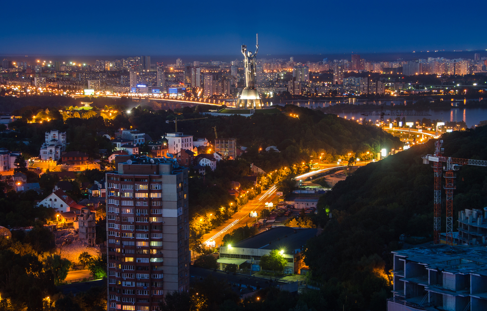 Бой с тьмой. Как Украина возвращает свет в Киев и другие города - Фото