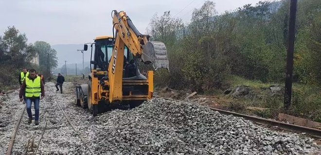 Румынская железная дорога восстановила колею к границе с Украиной в Карпатах - Фото