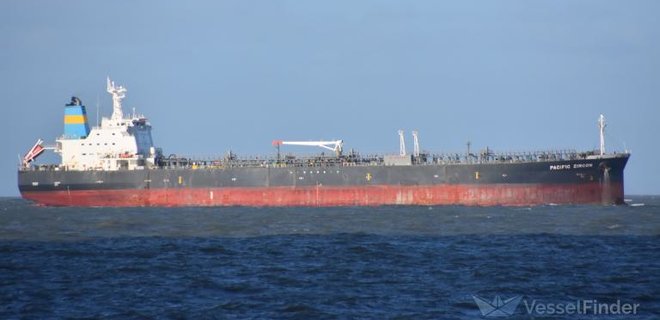 Беспилотник атаковал нефтяной танкер у побережья Омана - Фото