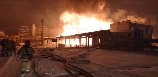 В России после взрыва загорелся крупнейший нефтезавод Восточной Сибири - Фото
