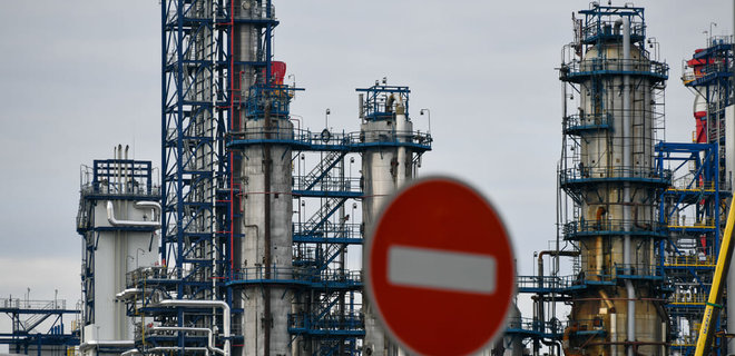 Россия заявила о сокращении добычи нефти на 500 000 баррелей в сутки в ответ на санкции - Фото