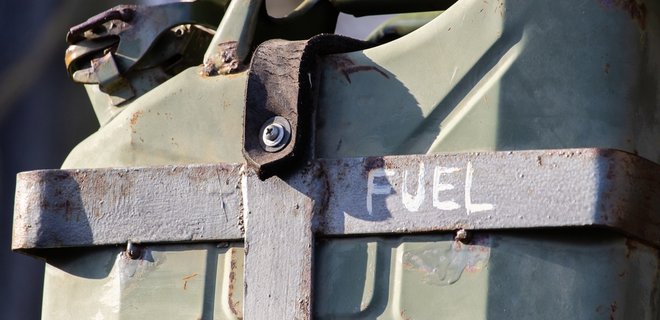 Эстония запретила завозить в страну канистры с российским бензином - Фото
