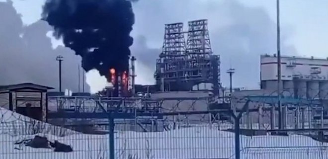 На одному з найбільших нафтопереробних заводів Росії сталася пожежа – відео - Фото