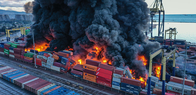 У Туреччині через землетрус загорівся контейнерний порт. Вогонь гасять другий день – відео - Фото