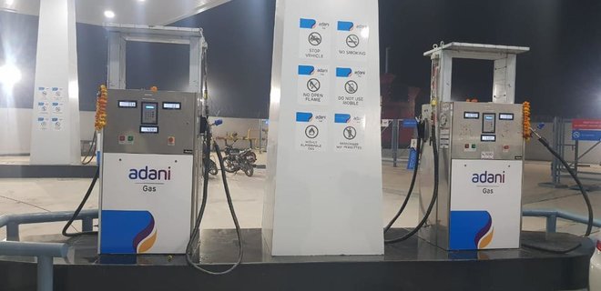 Стоимость индийской газовой компании Adani Total Gas упала на 76% - Фото