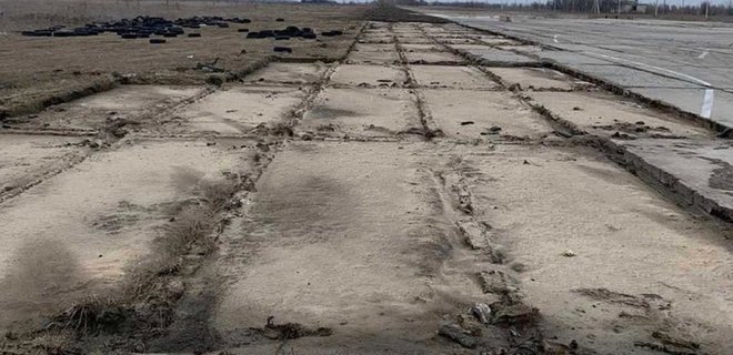 На аэродроме возле Запорожья разворовали бетонные плиты с рулежных дорожек: подозрение - Фото