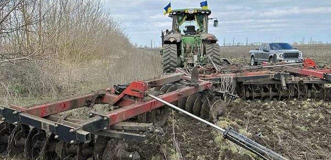 Владелец украинского агрохолдинга получил ранения в результате подрыва трактора на мине - Фото
