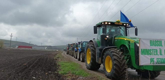 Romanian farmers protesting against Ukrainian grain, preparing to block a road at the border - Photo