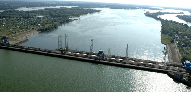 Впервые с 1974 года. На Кременчугской ГЭС открыли третью створку для снижения уровня воды - Фото
