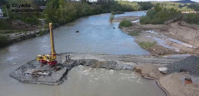 На річці Прут біля Чернівців почали будувати 120-метровий модульний міст – фото - Фото