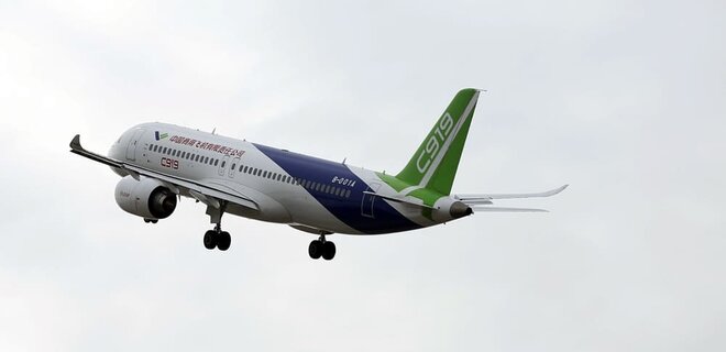 Попытка конкурировать с Airbus и Boeing: авиалайнер китайской сборки совершил первый рейс - Фото