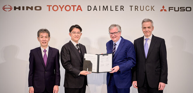 Daimler Truck и Toyota объединят бизнес по производству грузовиков в Японии - Фото