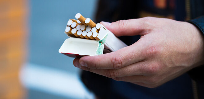 Рада ограничила продажу сигарет и алкоголя в дьюти-фри на время военного положения - Фото
