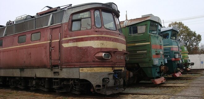 На базе запаса Укрзалізниці из локомотивов разворовали кабели и оборудование - Фото