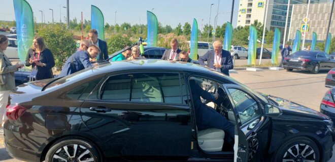Новый автомобиль АвтоВАЗа не смогли завести на форуме, где выступал Путин – видео - Фото