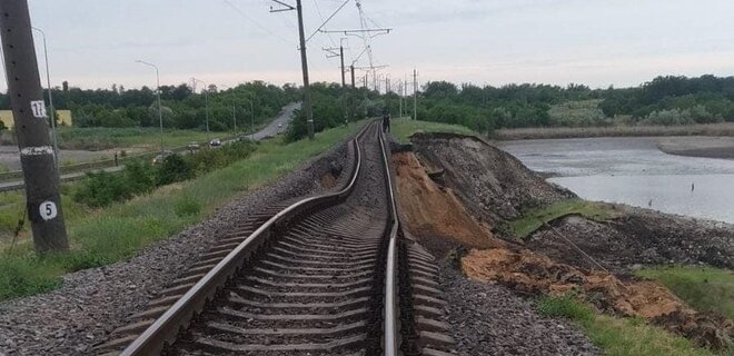Укрзалізниця отремонтировала участок, просевший после теракта РФ на Каховской ГЭС – фото - Фото