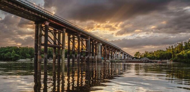 В Чернигове открыли временный мост через Десну. Старый разбомбили россияне в 2022 году - Фото