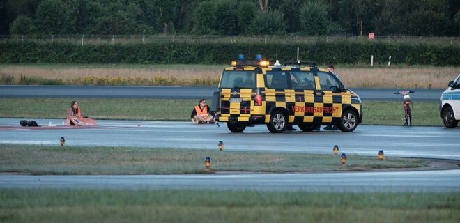 Экоактивисты заблокировали работу двух крупных аэропортов в Германии – фото, видео - Фото