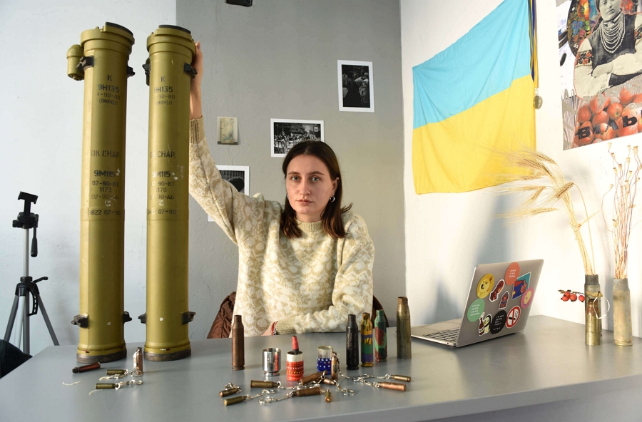 Оружие, которое возрождает: как украинка производит сувениры из гильз - Фото