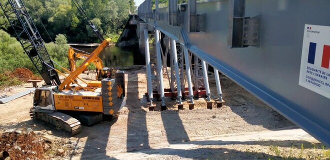 В Черниговской области восстанавливают 68-метровый мост через реку Снов – фото - Фото