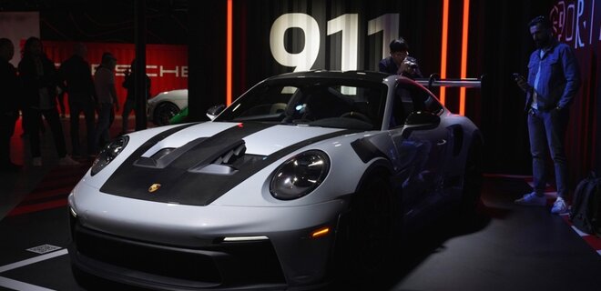 Porsche анонсировал электрификацию всех моделей, кроме культовой 911 - Фото
