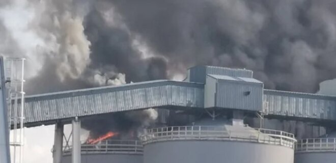 У французькому порту масштабна пожежа на зерносховищі – відео - Фото
