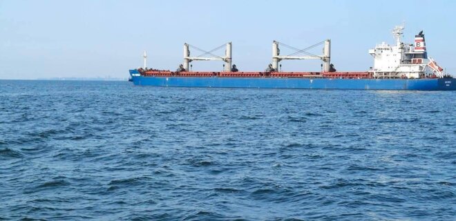Ще два заблоковані судна вийшли з чорноморського порту - Фото