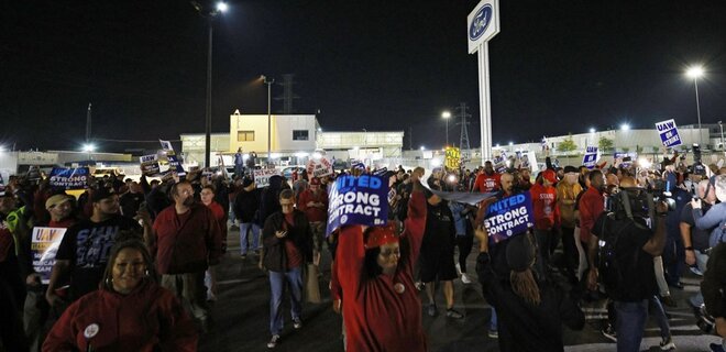 Забастовщики остановили работу трех крупных автозаводов в США - Фото