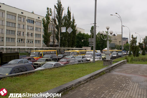 На Севастопольской площади - крупный затор