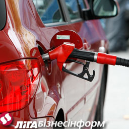 В Киеве цены на бензин "катятся" вниз