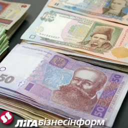 Украинцы несут деньги в банк