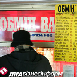 Украинцы снова "закупились" валютой