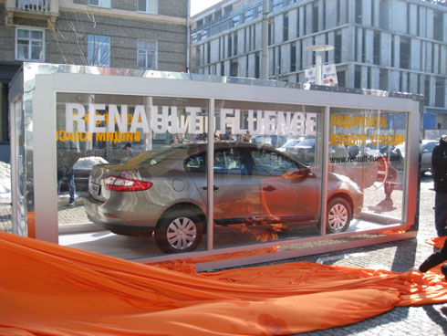 Города Украины встретили новый "Renault Fluence"