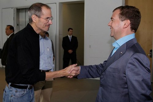 Джобс подарил Медведеву четвертый "iPhone" (фото)