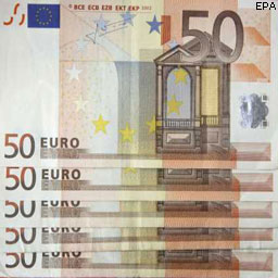 Курс евро ждет результатов банковских "тестов"