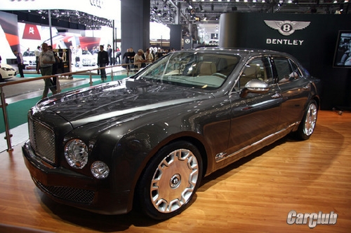 "Bentley" представил в Москве самую дорогую модель в своей истории