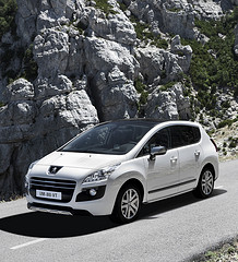 "Peugeot" презентовал первый кроссовер с гибридным дизельным двигателем