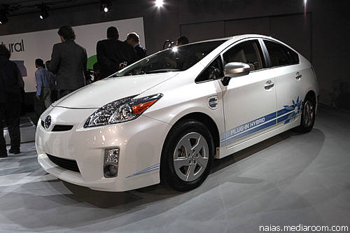 "Toyota" представила в Детройте два новых "Prius"