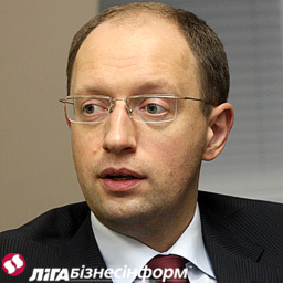 Яценюк предлагает ввести мораторий на поднятие цен на ЖКХ